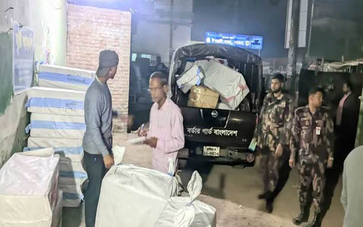 বিজিবির অভিযানে ঈশ্বরদীতে ৩০ হাজার প্যাকেট নকল বিড়ি ও সিগারেট জব্দ